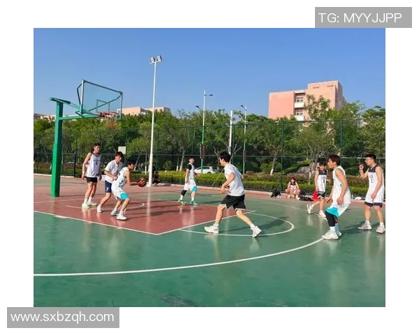 篮球场上的男生背影如明星般耀眼展现青春活力与梦想追逐